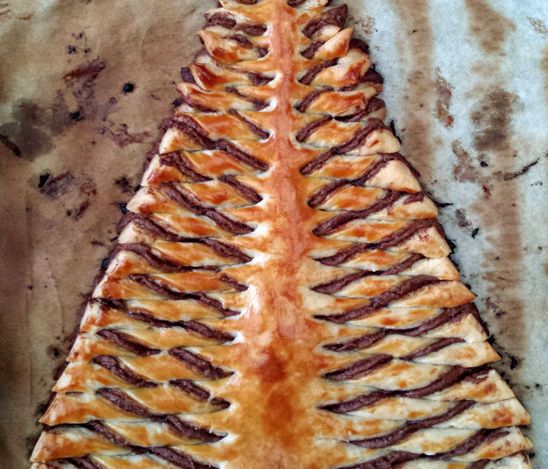 NUTELLA CHRISTMAS TREE PASTRY