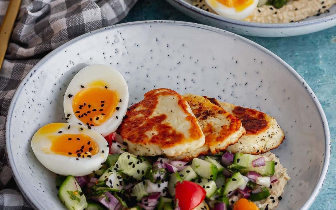 Halloumi breakfast bowl with salad